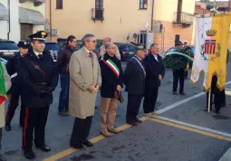 Di fronte al monumento ai Caduti